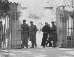 La policia davant les portes del convent dels caputxins de Sarrià durant el setge
