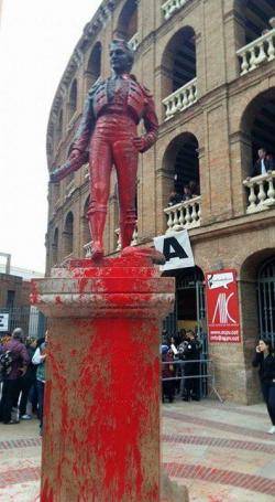 L'estàtua del torero que està a les immediacions de la plaça va acabar tacada de roig