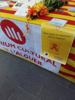 -L'Alguer_Presència del manifest i cartell a la Festa de Sant Jordi, a cura d'Òmnium Cultural de l'Alguer