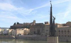 Qualifiquen de vergonya la consulta i la pregunta pactada sobre el monument franquista de Tortosa