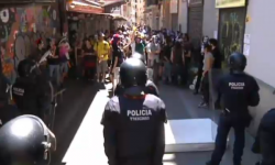 La policia barra el pas als manifestants a Gràcia