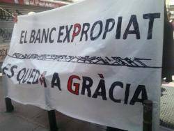 Aldarulls a la Vila de Gràcia en protestat pel desallotjament del Banc Expropiat