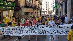 Més d'un miler de manifestans en protesta "contra les retallades de la Consellera Meritxell Ruiz"