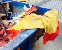 L'Ajuntament de Barcelona llença a les escombraries 78 banderes espanyoles