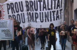 Desenes persones protesten a Ciutat Vella de Barcelona per la impunitat policial