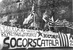 Manifestació i pancarta de  Socors Català
