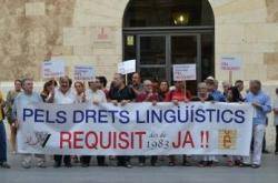 5a concentració d'Escola Valenciana per demanar al Consell la introducció de la plena capacitació lingüística com a requisit per a accedir a la funció pública