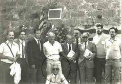 Imatge de membres del Grup per a l'anul·lació del procés al President Lluís Companys (GAPLlC) el 1984: amb Agustí Barrera (esquerra)