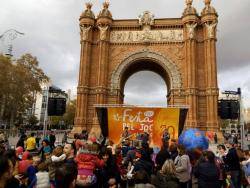 L?arrencada de la campanya #VolemPlaymobilEnCatalà aplega milers de persones a Barcelona