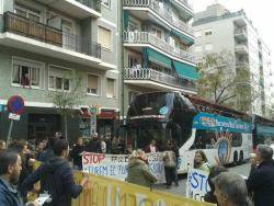 Aturada del bus turístic al barri de Gràcia