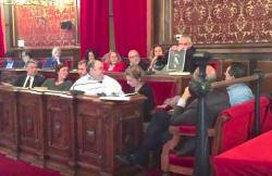 Jordi Martí Font estripa el retrat del rei a la sala de plens