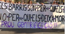 Centenars de persones es manifesten al paral·lel de Barcelona contra la pressió turística
