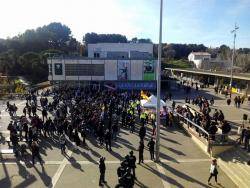 Estudiants antifeixistes rebutjant Societat Civil Catalana