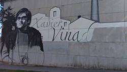 S?està pintant un grafit en record a Xavier Vinader. (Foto: Ajuntament de Sabadell)