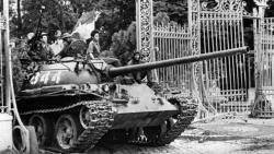 1975 El Front Nacional d'Alliberament del Vietnam allibera Saigon