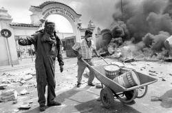 1995 Treballadors d'Astilleros Españoles aixequen barricades contra la reconversió de les drassanes a Puerto Real, Cadis