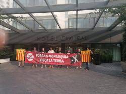 La Coordinadora Antimonàrquica es concentra davant l'hotel que dimecres acollirà la Família reial i els premis princesa de Girona.