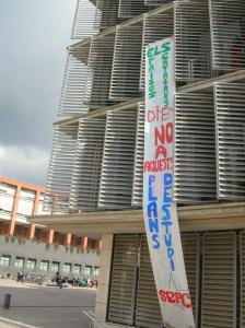 Pancarta a la Universitat Politècnica de Catalunya