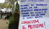 Una vintena de persones s'encadenen a Montju&iuml;c per evitar l'acte feixista de dem&agrave; 12 d'octubre