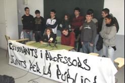 Estudiants de l'IES Alella presenten les seves reivindicacions