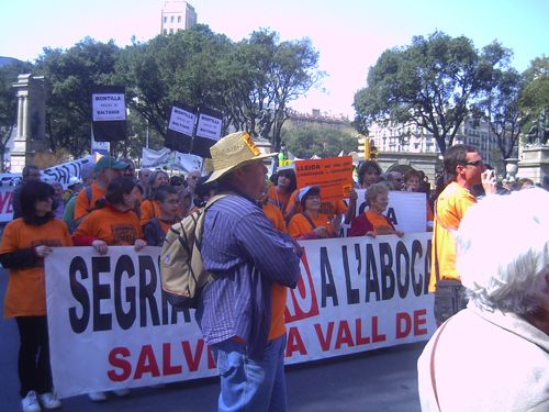 Milers de persones amb crits com "Visca la terra...mori el mal govern" es manifesten a Barcelona