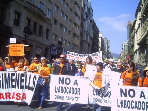 Milers de persones amb crits com "Visca la terra...mori el mal govern" es manifesten a Barcelona