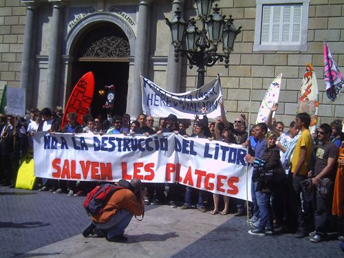 Milers de persones amb crits com "Visca la terra...mori el mal govern" es manifesten a Barcelona