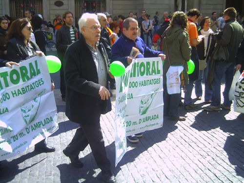 Milers de persones amb crits com "Visca la terra...mori el mal govern" es manifesten a Barcelona