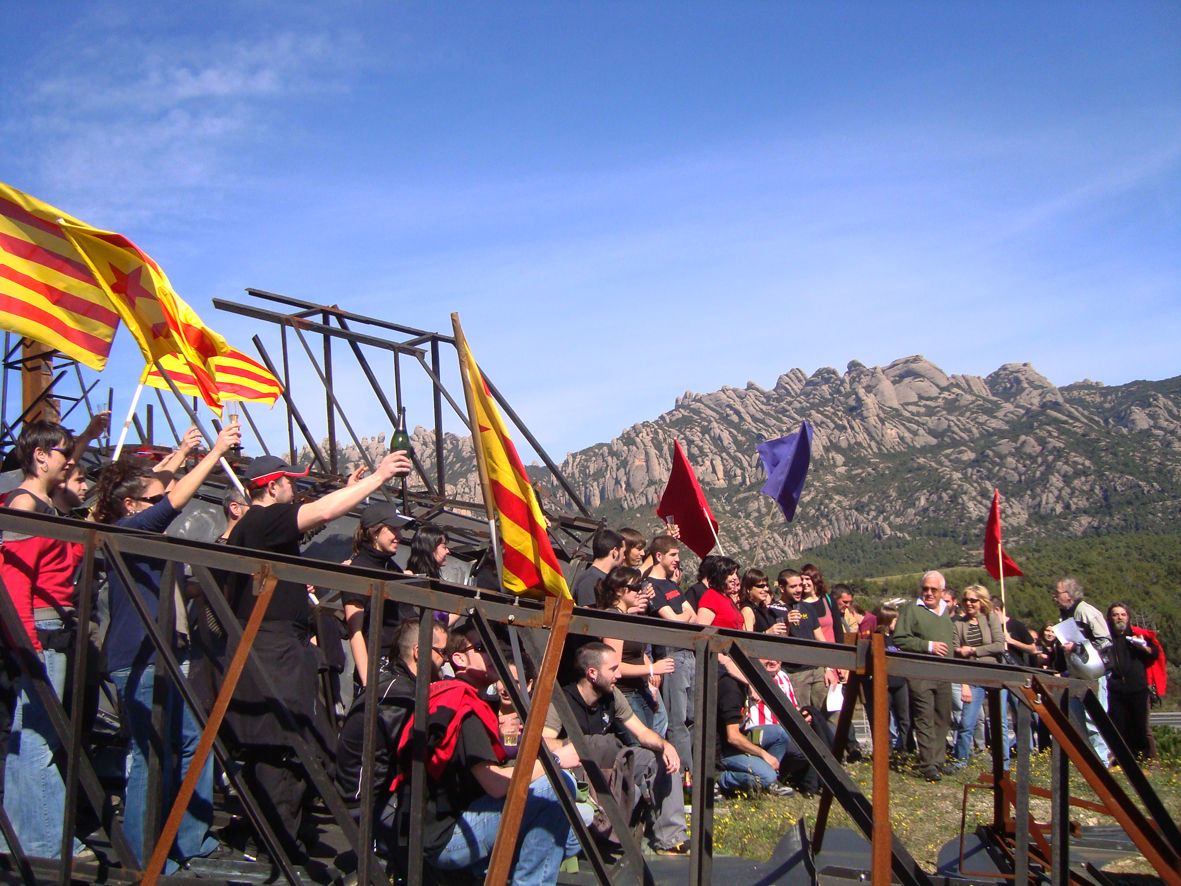 Més d'un centenar de persones en contra de l'aixecament de la silueta del toro osborne al Bruc