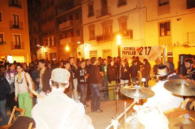 Centenars de persones la inauguraci&oacute; de l'Ateneu 217 d'Olot 