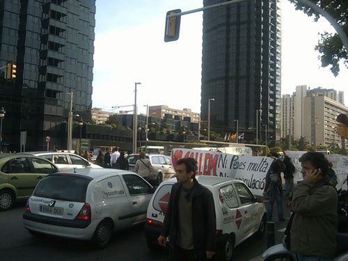 Tallen la Diagonal de Barcelona en resposta a l'empresonament d'un activista defensor de Collserola