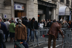 Valles col·locades per la policia per impedir la marxa de la manifetació. Imatge de Marc Miras