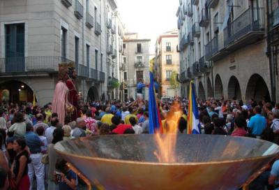 rebuda_flama_a_girona_amb_gegants_i_castells