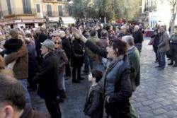 Públic cridant a la Plaça de la Cort