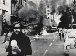 Una manifestació contra la Constitució espanyola al carrer Gran de Gràcia