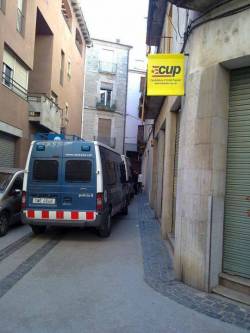 Furgonetes dels Mossos al costat de la seu de la CUP al Barri Vell de Banyoles