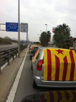 Més d'un miler de vehicles participen en la caravana per la independència al Maresme
