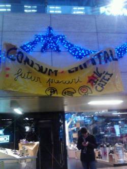 L'Assemblea de Joves de Les Corts "el consumisme desenfrenat" davant de l'Illa Diagonal de Barcelona