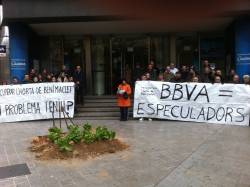 Planten enciams al BBVA i retiren els comptes de l'entitat bancària