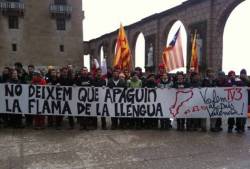 La 42a Renovació de la Flama de la llengua catalana va esdevenir un clam contra el tancament de TV3 