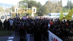 Un grup de protestants tallant l'Avinguda Diagonal
