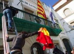 Retirada simbòlica de la bandera espanyola a Sant Pol