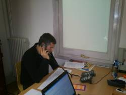 Jordi Navarro fent trucades per Somescola.cat