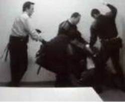 Maltractament d'un detingut a la comissaria de les Corts