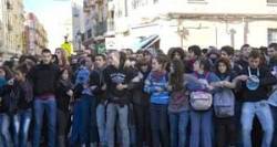 Imatge dels estudiants organitzats de València davant les agressions policials