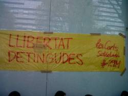 Pancarta de suport als detinguts a la comissaria de les Corts