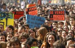 &#65279;&#65279;&#65279;Marees humanes han inundat els carrers en defensa de l'ensenyament públic, tot i que no ha mancat la repressió