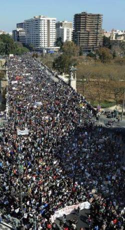 &#65279;&#65279;&#65279;Marees humanes han inundat els carrers en defensa de l'ensenyament públic, tot i que no ha mancat la repressió