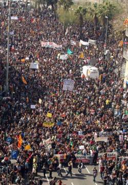 &#65279;&#65279;&#65279;Marees humanes han inundat els carrers en defensa de l'ensenyament públic, tot i que no ha mancat la repressió