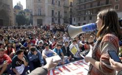 &#65279;&#65279;&#65279;Marees humanes han inundat els carrers en defensa de l'ensenyament públic, tot i que no ha mancat la repressió